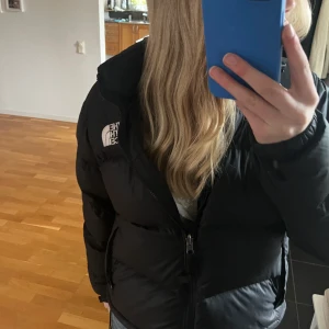 The North Face jacka  - En superfin North Face jacka i modellen ”Nuptise” (damstorlek)❤️‍🔥. Köpt här på Plick men är i superbra skick. Jackan är nytvättat🤩 Original pris- 3699kr 