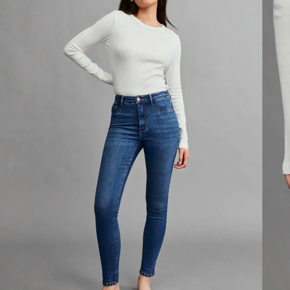 Säljer blåa Molly jeans från ginatricot. Strl S. Använda fåtal gånger. 70kr + frakt men pris går att diskutera👏🏼🥰. Jeans & Byxor.