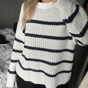 Randig tröja - äljer denna randiga tröjan från lager157 i storlek M, aldrig använd så i nyskick. Säljs pga flytt. Köparen står för eventuell fraktkostnad 