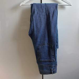 Blå jeans från Na-kd! Med knappar som knäppning och i fin kvalite! Jag på bilden är 158cm. 