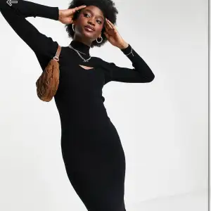 säljer detta settet, de är en svart knälång klänning som är v-ringad med ”linne” band + en topp som man kan ha över!🤩 endast använd 1 gång. storlek 38 men är mer som en 36!