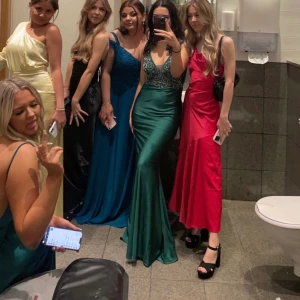 Sjukt fin balklänning - Använd en gång. I storlek small (34/36/liten 38). Jätteskönt material i stretch, som har ett litet tåg även som släpar. Jag är 167cm och hade klackar på bilderna. Jättefin hunter/emerald färg. Köptes för 1000kr och säljer för 750kr. 