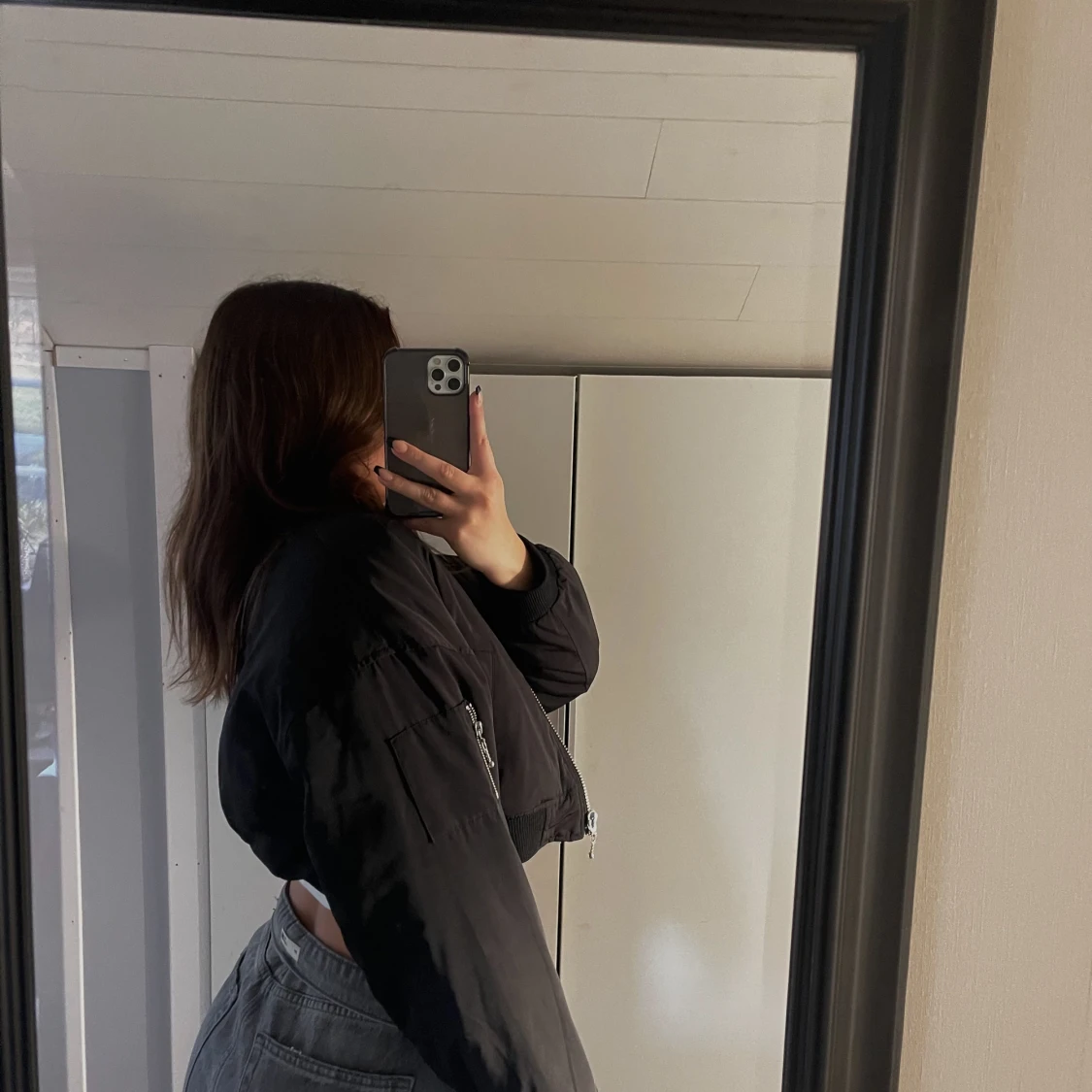 Svart cropad bomberjackađ„