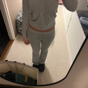 Juciy couture sättet - Säljer detta svin snygga sättet, säljer för att det blivit för litet då jag gillar byxorna och tröjan lite större, köptes i Dubai mall, tröjan är i storlek 14 år och byxorna i xs! Jag är 163cm och har xs/ s i ungeför allt. Säljer båda delarna för 700kr 💕 
