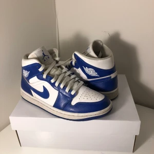 Jordan 1 Kentucky blue - Säljer mina Jordan 1 eftersom jag växt ur dem och inte har nytta för dem. De är i använt skick och plösen på skon har blivit lite smutsig men syns inte eftersom snörena täcker det. Köpta på Soleplus. Skriv för fler bilder.
