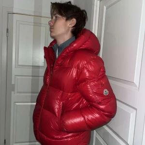 Moncler jacka - Säljer min röda Moncler jacka köpt från NK änvänt i cirka 5 månader kvitto finns tyvärr inte men man kan ju såklart scanna ska lämna in den på kemtvätt så den blir som ny Nypris 12399kr