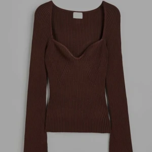 Sweetheart ribbstickad tröja  - Säljer det trendiga och super snygga H&M tröjan eftersom den är för stor på mig. Haft på mig den endast 1 gång så den är helt ny❤️  Frakt konstaden är redan i priset