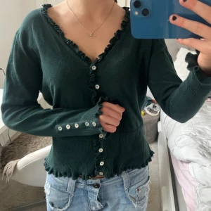 Kofta!! - Så fin kofta med söta detaljer!!! storlek L men den sitter mer som S/M💗