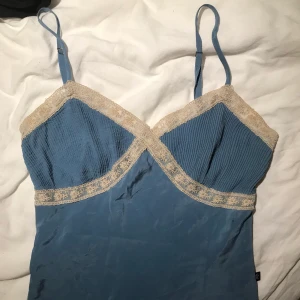 Sött linne  - Vet inte vad frakten är men ifall due säker på att du vill köpa så skriv ti mig .