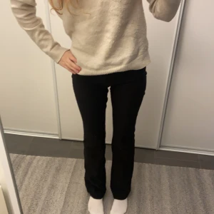 Kostymbyxor i storlek xs - Ett par fina lågmidjade kostym byxor i storlek xs och perfekt längd för mig som är 163. Dem är bara använda 2 gånger och är helt slutsålda i alla storlekar.