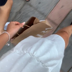 Vit klänning - Jättefin vit klänning med korsning bak i ryggen. Använd fåtal gånger så den är i nyskick! Säljs pga att den inte används🙌🏼