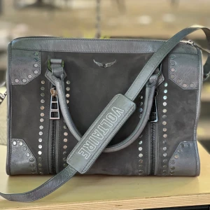 Zadig & Voltaire Sunny Medium Väska - Säljer nu min asballa väska som jag köpte i slutet av sommaren, det är limited edition och finns bara några exemplar- finns ej att köpa. 🤩🤩Det är inga tecken på användning och precis som ny. Köpte för 6400 kronor på deras hemsida!!❤️‍🔥❤️‍🔥