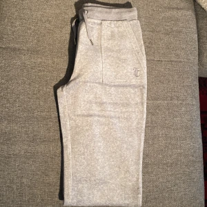 Juicy couture - Säljer dessa gråa juicy byxor för de va alldeles för stora för mig, dem är i storlek 15/16 år men skulle säga att de passar M/S. Dom är helt nya 