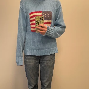 Stickad tröja - Fin stickad tröja ifrån ralph lauren. Fin blå färg i bra skick lite trasig längst ner på ärmarna men de syns knappt. Pris kan diskuteras såklart!! 