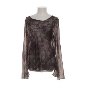 blommig topp - fin och unik topp köpt på sellpy, aldrig använd🥀🖤