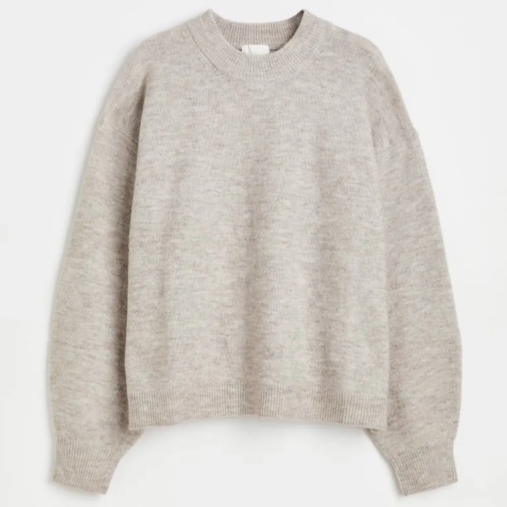 Fin beige stickad tröja som är helt oanvänd (prislappen sitter även kvar) från H&M💗. Stickat.