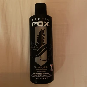 Hårfärg  - Säljer denna ÖPPNADE svarta hårfärgen från arctic fox . Skulle färga håret en gång och blandade flera olika färger för att få rätt nyans. Använde då ca 1-2 teskedar av denna. Nästan helt full! Nypris 275kr men säljer för 80kr! ⭐️Skriv om du har fler frågor