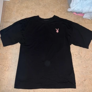 Playboy T-shirt  - Svart Playboy T-shirt med en liten rosa Playboy märke på ena brösten  Vill ni ha bild när jag har på mig den så kan jag lösa det! Kan mötas upp i Göteborg centrum.