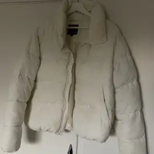 Vit puffer jacket i fint skick (kan behöva en tvätt) storlek L för att jag ville ha den oversize men har vanligtvis M.