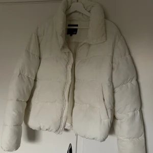 Puffer jacket  - Vit puffer jacket i fint skick (kan behöva en tvätt) storlek L för att jag ville ha den oversize men har vanligtvis M.