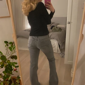 Gråa bootcut jeans💖 - Säljer dessa jeans! Använda tre gånger och slutsålda💖 köparen står för frakten! Storlek 27 längd 32! Jag är 167 och dom är går ner till marken på mig