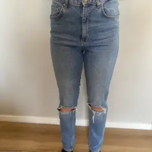 Blåa håliga jeans från Gina som tyvärr är för stora 