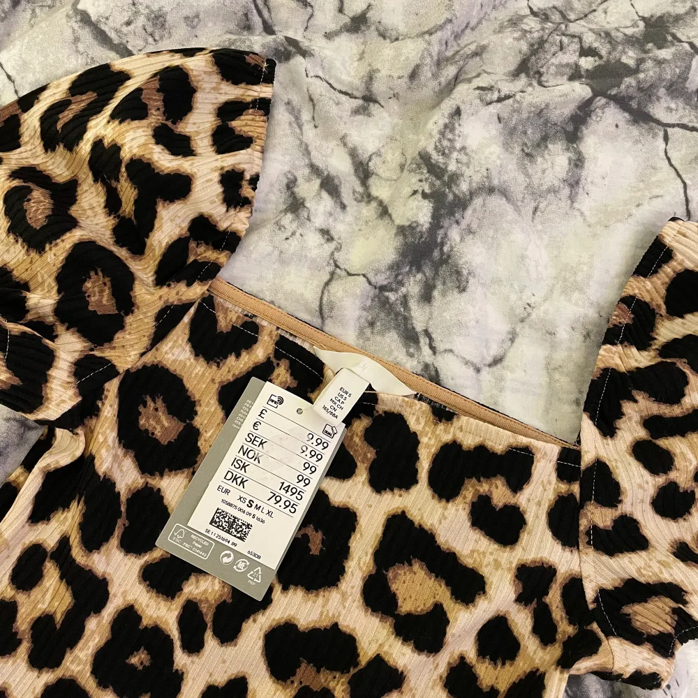 Säljer min helt oanvända leopard tröja då den aldrig kommer till användning, lappen kvar. . T-shirts.