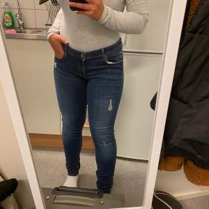 Låg midjade denim med några slitna hål dock inte genomskinliga. Jag är 158 cm lång (bild 1) byxorna är lite för långa för mig. Snygga och bekväma annars! Strl M. 