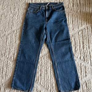 Ett par mörkblåa jeans från weekday- vintage stil⭐️