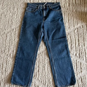 Mörkblåa jeans - Ett par mörkblåa jeans från weekday- vintage stil⭐️