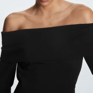 Cos topp - Så fin off shoulder topp!! Aldrig använd och prislappen kvar! Nypris 490kr