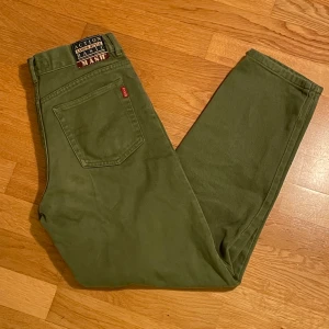 Gröna jeans - Fina gröna lowwaist jeans. Levis liknande passform