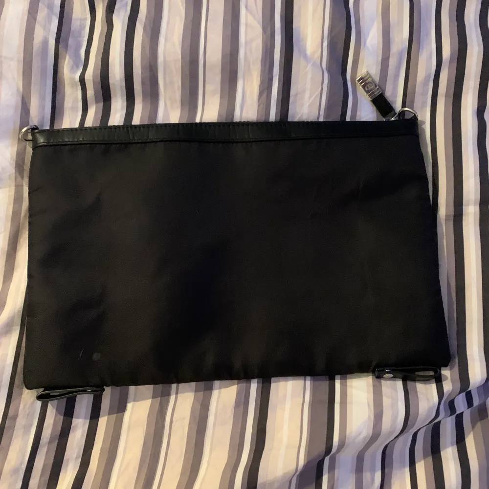 En dior pouch väska i 10/10 skick med svart diortext på framsidan, den är köpt i diorbutiken i köpenhamn. Skriv om trade. Priset är ej hugget i sten då jag vill bli av med dem pga använder den inte.. Väskor.