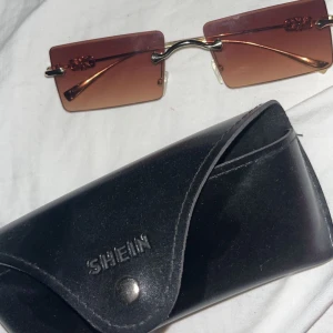 Glasögon - Bruna fina glasögon, köpta från Shein för 53 kr. Använd några gånger men inget man märker, skickas såklart med fodral 💕