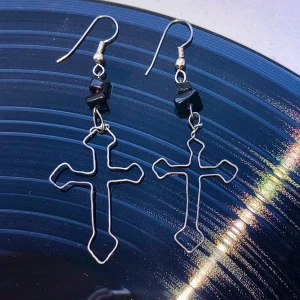 Kors örhängen med obsidian - handgjorda örhängen av stål, format som ett kors. Sedan med obsidian pärlor :) 50kr plus 13kr frakt 