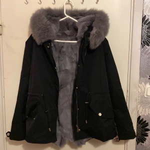 Pälsjacka  - Säljer en HELT NY pälsjacka, den är köpt för en vecka sedan och den kom igår men passade inte. Den är helt ny, jätte bra skick och det är äkta päls, köpte den för 2300kr men säljer den för 2000kr men pris kan diskuteras 😊