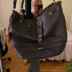 Dkny väska - Superfin skol väska man får plats med allt och den är så söt och passar till allt❤️❤️