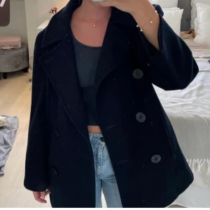 Marinblå kappa - Jättefin marinblå kappa från märket Mackintosh, därav priset. Storlek L men mer som S/M❤️verkligen min favorit jacka men finns inte plats för den längre :( väldigt unik, säljs inte längre. 