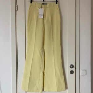 Lågmidjade kostymbyxor - Säljer mina ljusgula lågmidjade/midrise kostymbyxor från Zara som aldrig är använda och prislappen är kvar. Köparen står för frakt💘