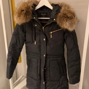 Hollies-jacka  - Nyskick, använd ett fåtal gånger pga för liten storlek för mig. Storlek 34, modellen heter Les Arcs. Nypris 4799kr