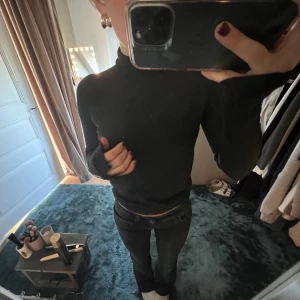 Svart/grå zara tröja med polo - Superfin och otroligt skön polo tröja ifrån zara. Den passar till allt och sitter perfekt❤️lappen sitter kvar och den är aldrig använd💕💕