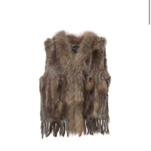 Hollies äkta pälsväst - Säljer nu min pälsväst då jag aldrig får användning av den, köpte den för ca 2 år sen och har använt den 2-3 gånger sen har den bara hängt i garderoben så den är iprincip i nyskick. Nypris 1495:- men mitt pris är 800 men kan diskuteras vid snabb affär.