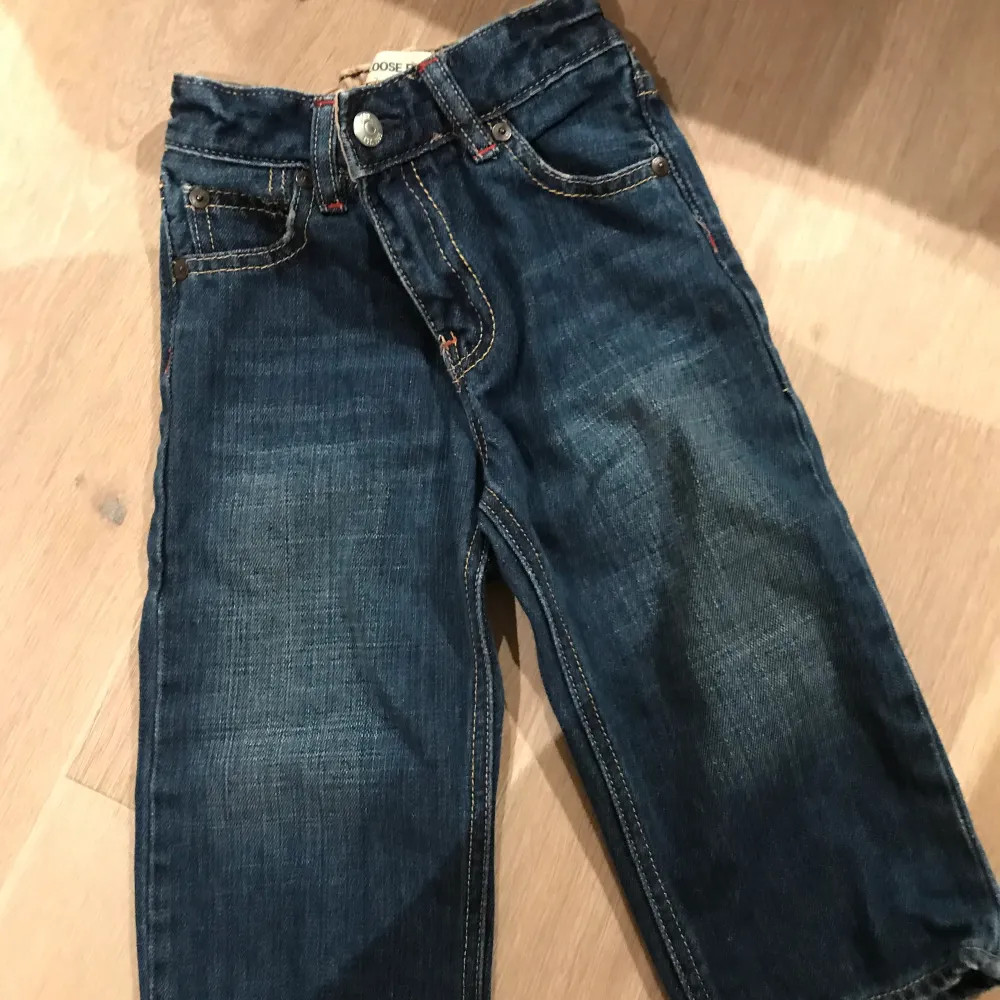 De blommiga är bootcut och stolek 2-3 åringar  De andra är baggy är för 18-24 månader As cute byxor köp dom till din bebis för en drippy bebis eller till din lillasystser eller lillebror 100kr/st. Jeans & Byxor.