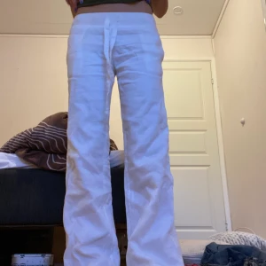 Linne byxor  - Linne byxor från alobha i fint skicka och nästan aldrig använda. I ben längd skulle jag säga att gör att dom fortfarande ska se bra ut (enligt mig) så kan du nog inte vara över 173. Sitter snyggt och passar storlekar xs s. Sista bilden är inte min!💕