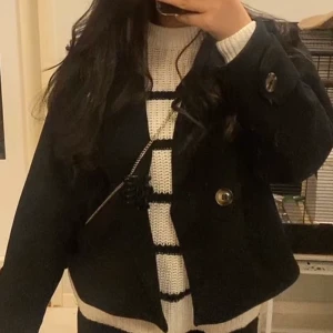 Kort kappa - Säljer en jättefin kappa som är kort. Den är svart och köpt i missay. Jag har använt den i minst 1 vecka. Inga skador, säljer den bara för den inte kommer till användning.