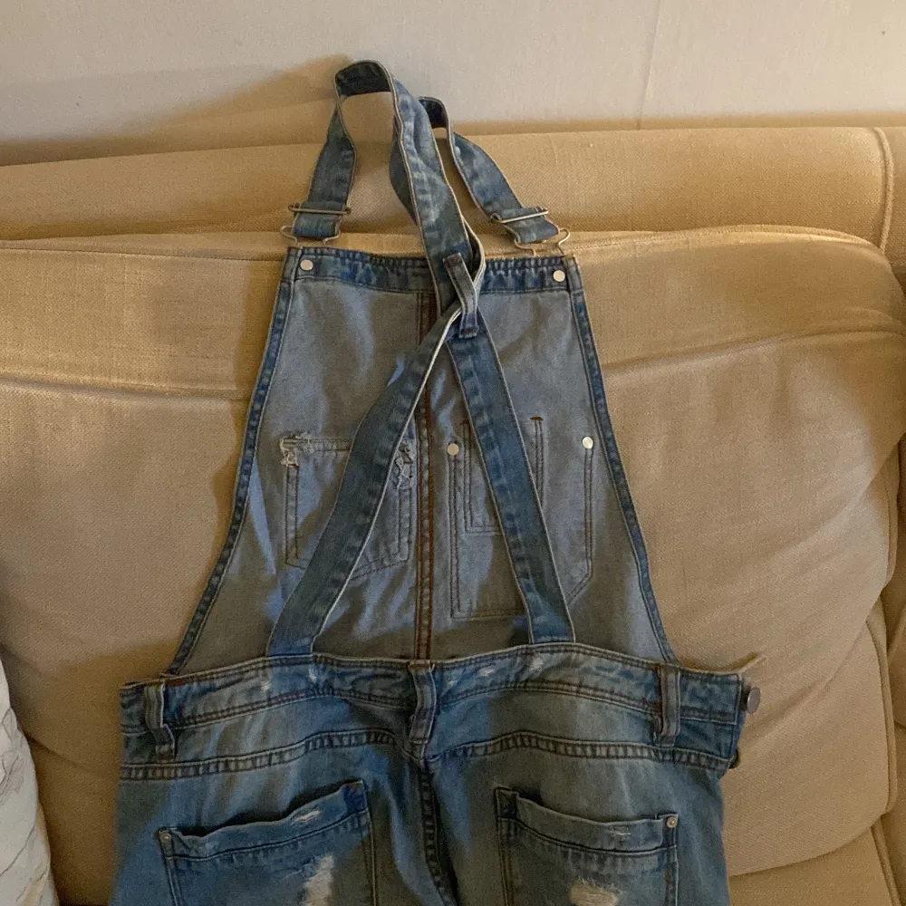 Använd fåtal gånger då dom är lite för tajta för min smak. Skulle säga att dom sitter som en lite tajtare 36. Köpt från terranova. Riktigt snygga, skriv för fler bilder. Jeans & Byxor.