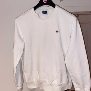 Sweatshirt Champion M - Vit Sweatshirt Champion (M), säljer då den blivit för liten. Ren och fin.  Liten tova längst ned på höger arm som knappt syns. 