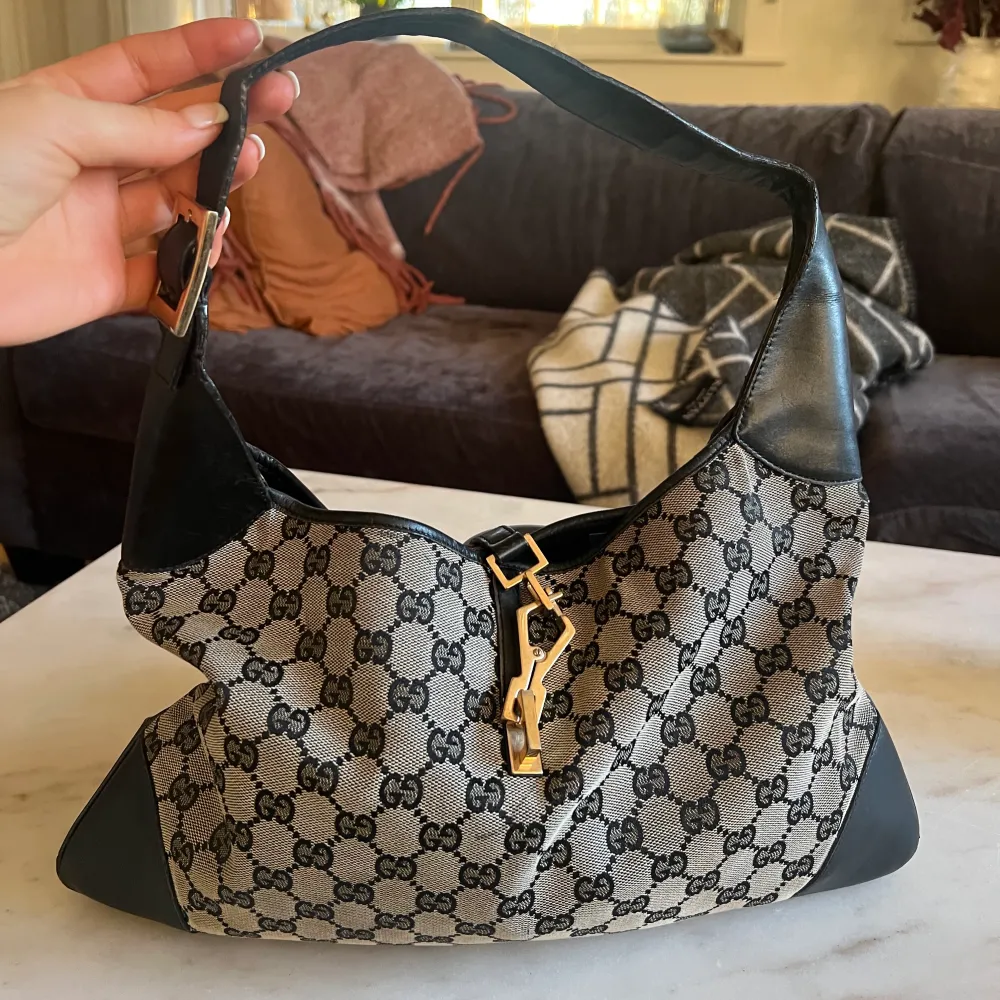 Säljer min Gucci väska i modellen Jackie canvas GG pattern. Det är mellan modellen. 23x35x1 cm. Handtaget är 36cm. Den är i fint skick men använd. . Väskor.