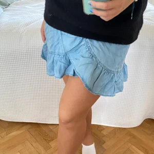 Jeanskjol - Supercool kjol i ett tunt jeans material💙👖