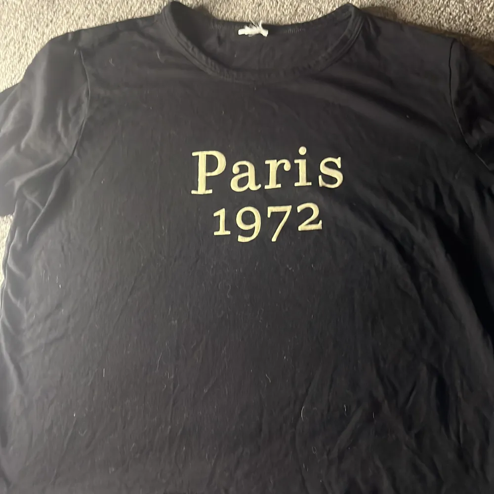 en fin t-shirts som det står paris 1972. T-shirts.